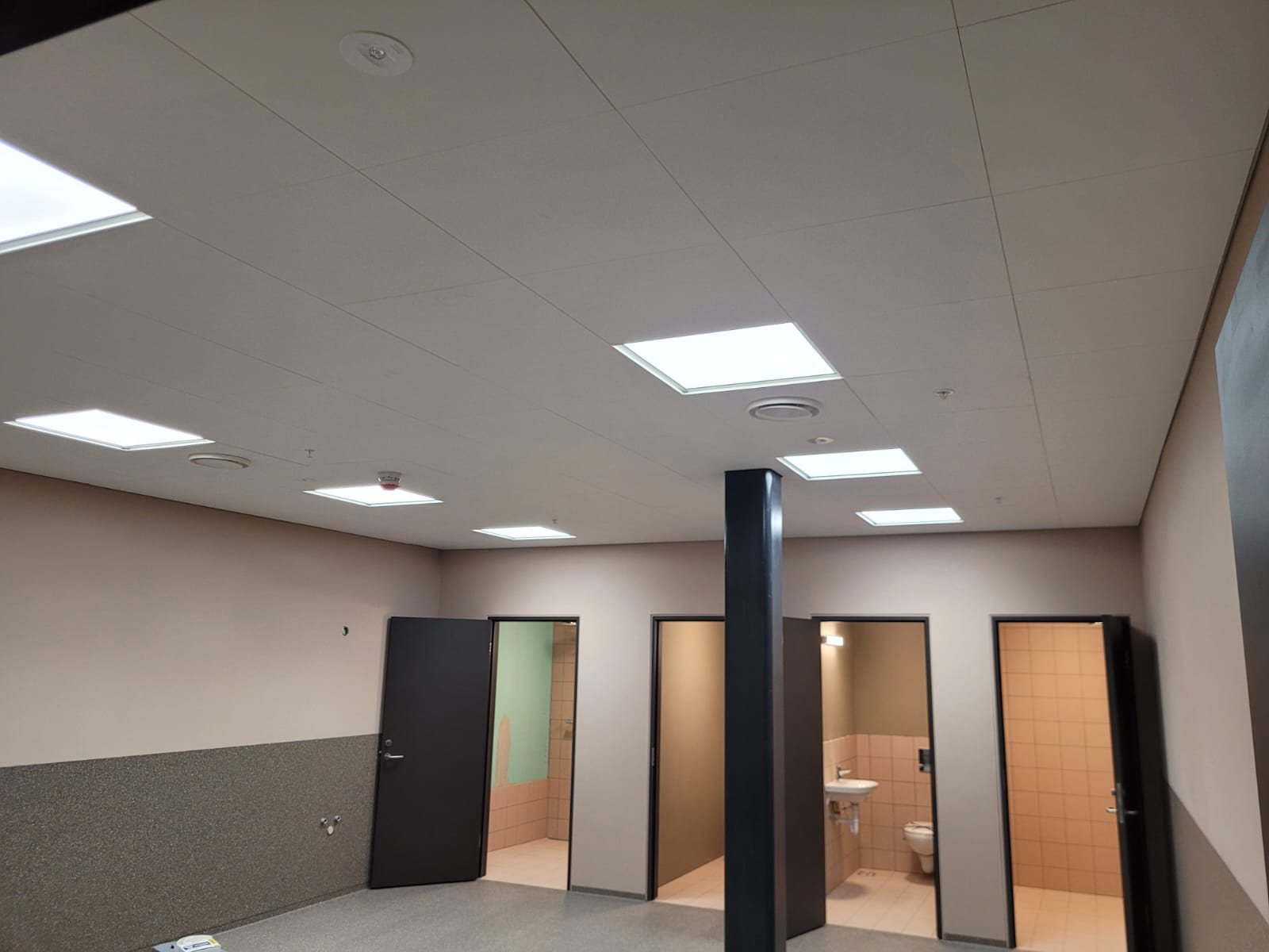 Ný rými með hurðum og loftum – trésmíði innanhúss í nýbyggingu