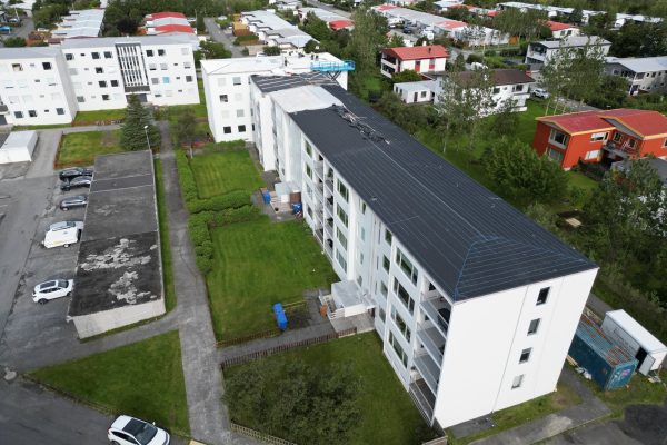 Breiðvangur 24–28 – Þakskipti – ljósmynd 1