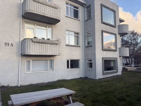 Eskihlíð 33–35 – Gluggaskipti í fjölbýlishúsi – ljósmynd 1