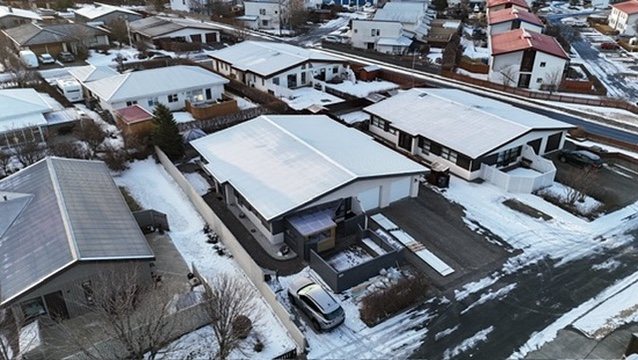 Læst málmklæðning á þaki við Fannafold 16