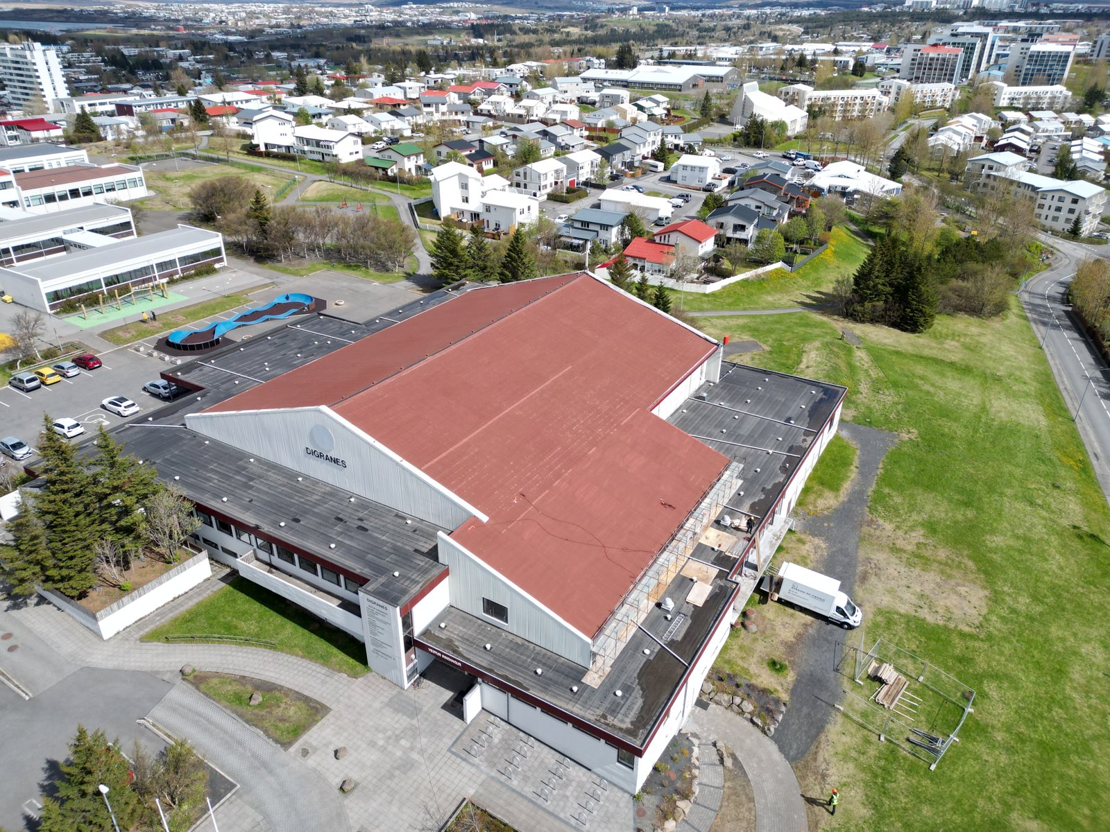 Þakverktakar Bygging og Viðhald við þakskipti á Íþróttahúsinu Digranesi