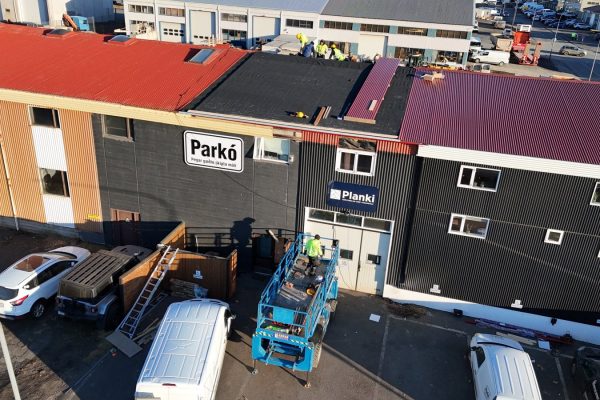 Kaplahraun 14 – Nýtt þak og bárujárnsklæðning á atvinnuhúsnæði – ljósmynd 2