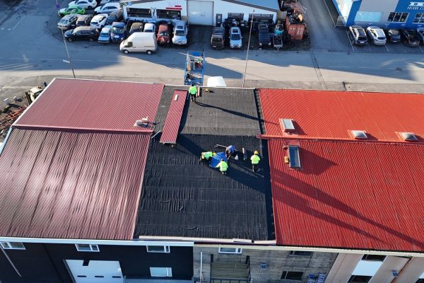 Kaplahraun 14 – Nýtt þak og bárujárnsklæðning á atvinnuhúsnæði – ljósmynd 3
