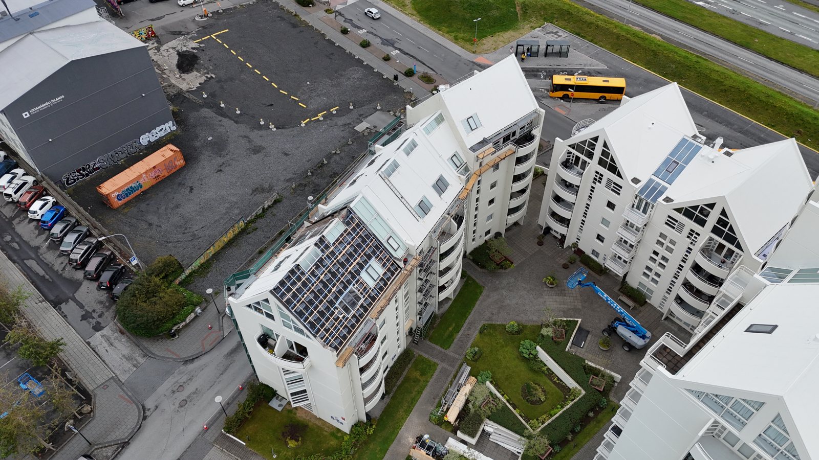 Þakgluggar og áfellur á bröttu þaki við Klapparstíg – algengur lekastaður