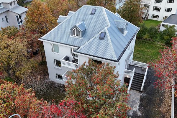 Fornhagi 22 – fjölbýlishús eftir viðhald: nýtt þakjárn, gluggar og endursteining – Bygging og Viðhald