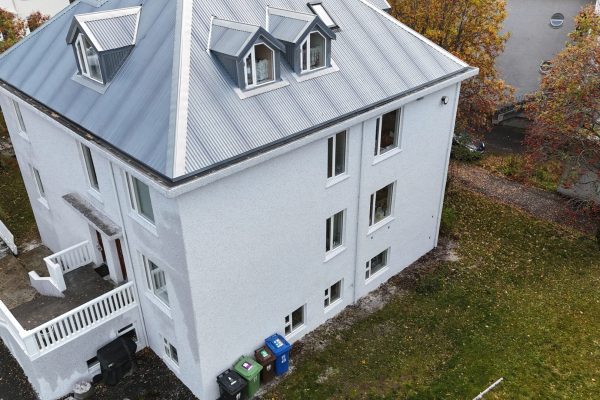 Fornhagi 22 – fjölbýlishús eftir viðhald: nýtt þakjárn, gluggar og endursteining – Bygging og Viðhald