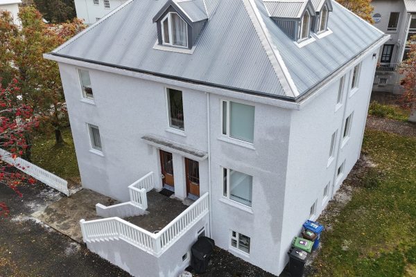 Fornhagi 22 – fjölbýlishús eftir viðhald: nýtt þakjárn, gluggar og endursteining – Bygging og Viðhald
