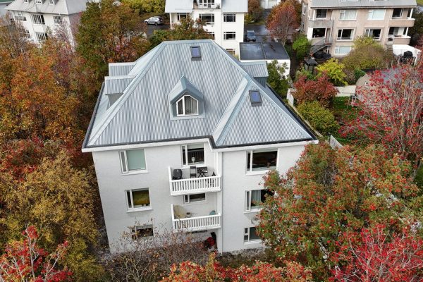 Fornhagi 22 – fjölbýlishús eftir viðhald: nýtt þakjárn, gluggar og endursteining – Bygging og Viðhald