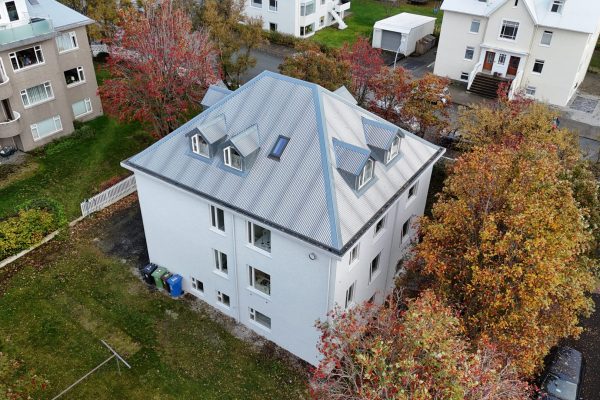 Fornhagi 22 – fjölbýlishús eftir viðhald: nýtt þakjárn, gluggar og endursteining – Bygging og Viðhald
