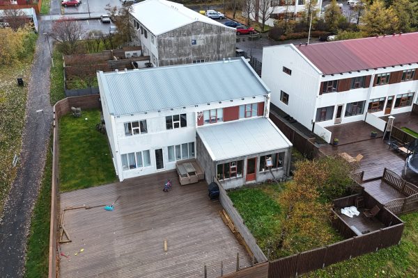 Hamraberg 12–14 – nýtt þak á parhúsi – Bygging og Viðhald