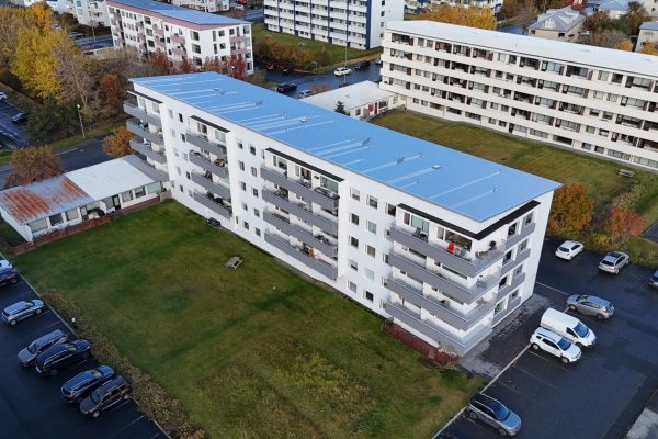 Reynimelur 80–84 – nýtt þak á fjölbýlishúsi – Bygging og Viðhald