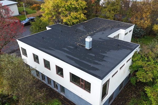 Skriðustekkur 8 – endurbyggt flatt þak á einbýlishúsi – Bygging og Viðhald